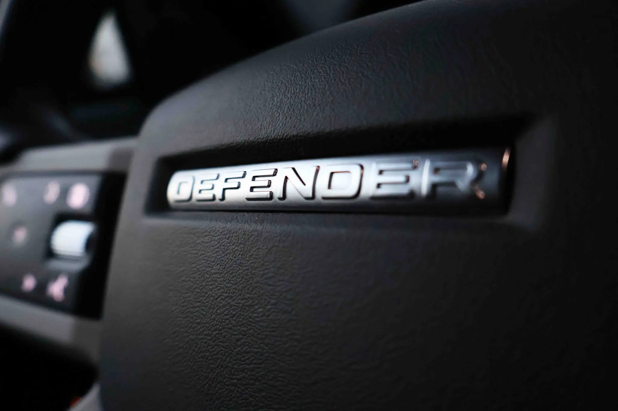 Land Rover Defender - Image 4